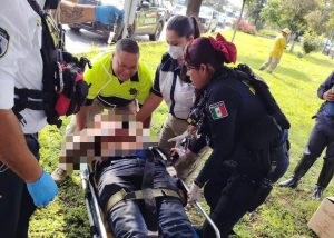 Camioneta choca contra árbol en Morelia; hay un lesionado