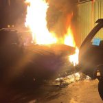 Incendio consume vehículo y alcanza un árbol en Zitácuaro