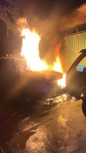 Incendio consume vehículo y alcanza un árbol en Zitácuaro