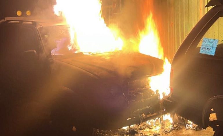 Incendio consume vehículo y alcanza un árbol en Zitácuaro