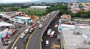 Avanzan obras del Morebús en Tres Puentes con reducción de un carril en el paso superior ferroviario.