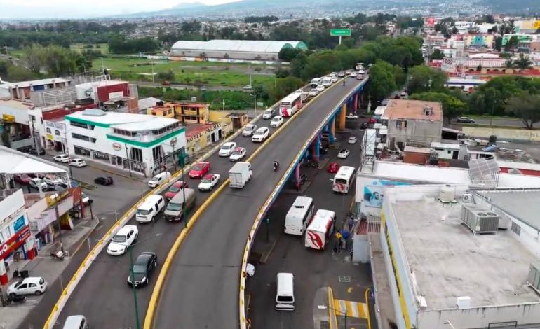 Avanzan obras del Morebús en Tres Puentes con reducción de un carril en el paso superior ferroviario.