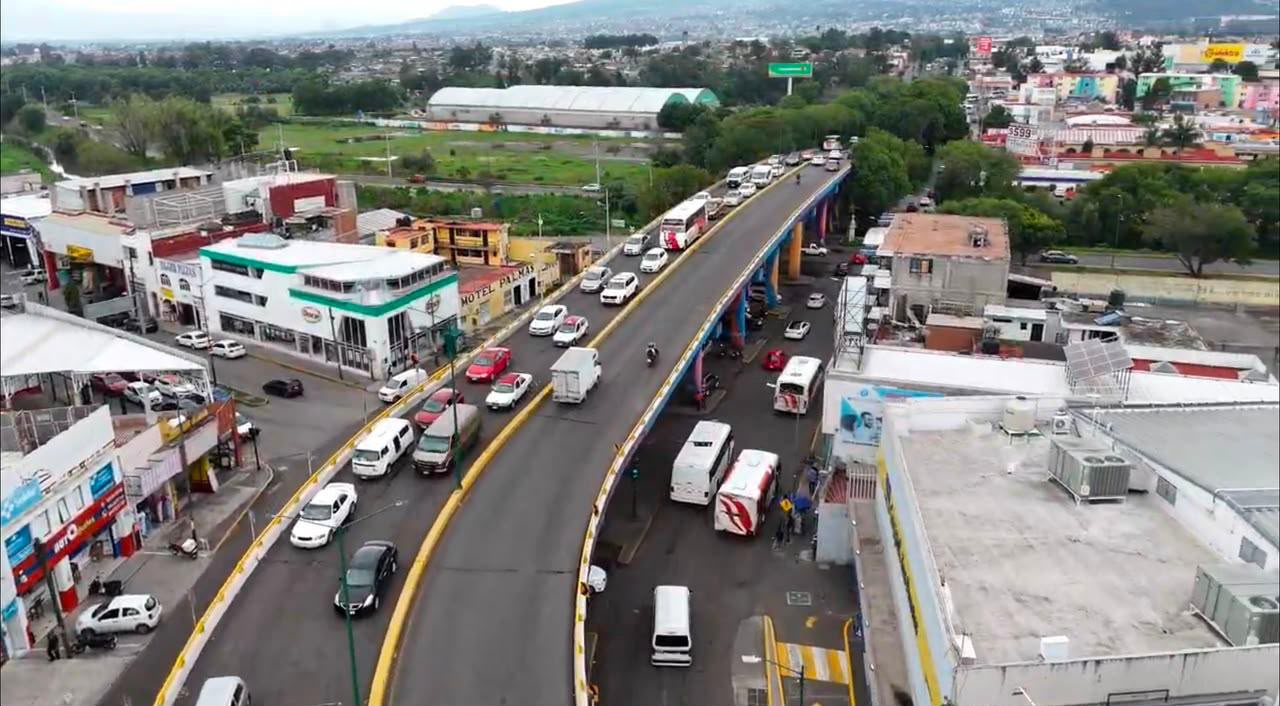 Avanzan obras del Morebús en Tres Puentes con reducción de un carril en el paso superior ferroviario.