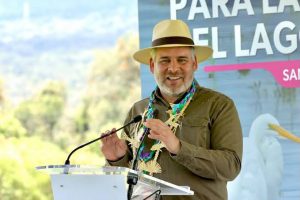 Gobierno de Bedolla consolida siembra histórica de 321 mil peces en el lago de Pátzcuaro.