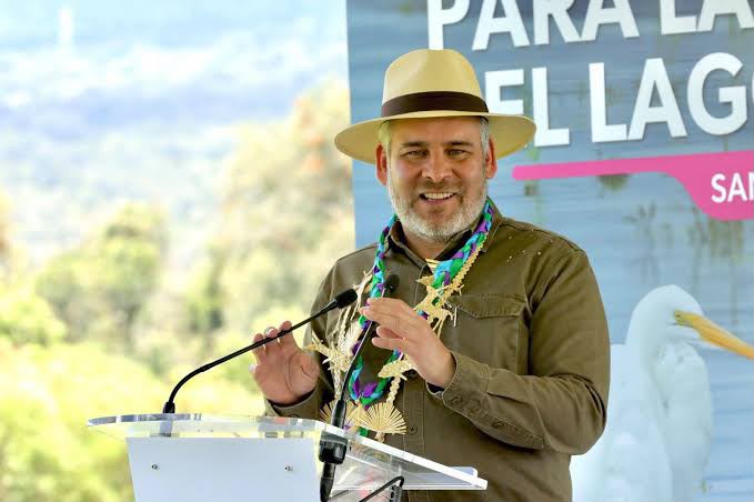 Gobierno de Bedolla consolida siembra histórica de 321 mil peces en el lago de Pátzcuaro.