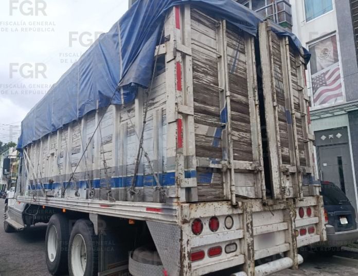 Golpe al contrabando en Michoacán: aseguran camión con 11 mil cajetillas de cigarros ilegales en Uruapan.
