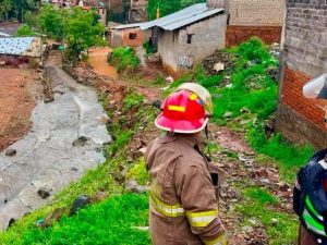 ¡DEVASTACIÓN EN PÁTZCUARO! TROMBA ARRASTRA AUTOS, DERRIBA BARDAS Y SIEMBRA EL CAOS