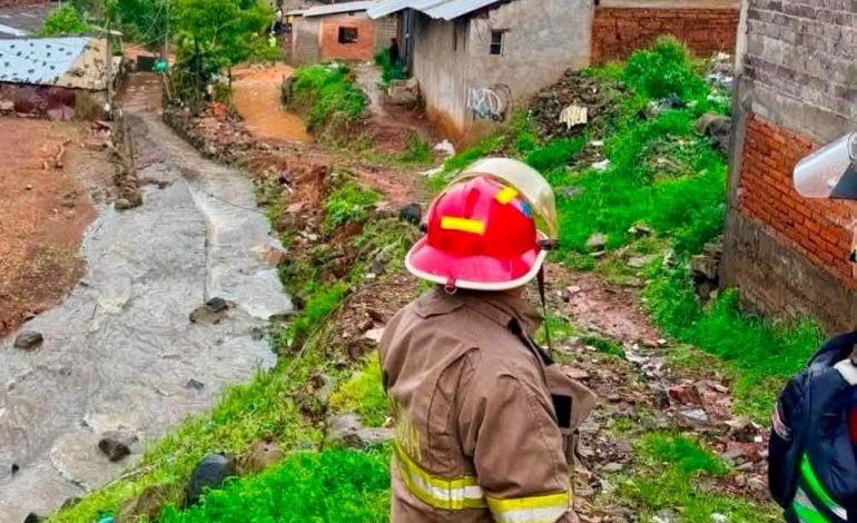 ¡DEVASTACIÓN EN PÁTZCUARO! TROMBA ARRASTRA AUTOS, DERRIBA BARDAS Y SIEMBRA EL CAOS