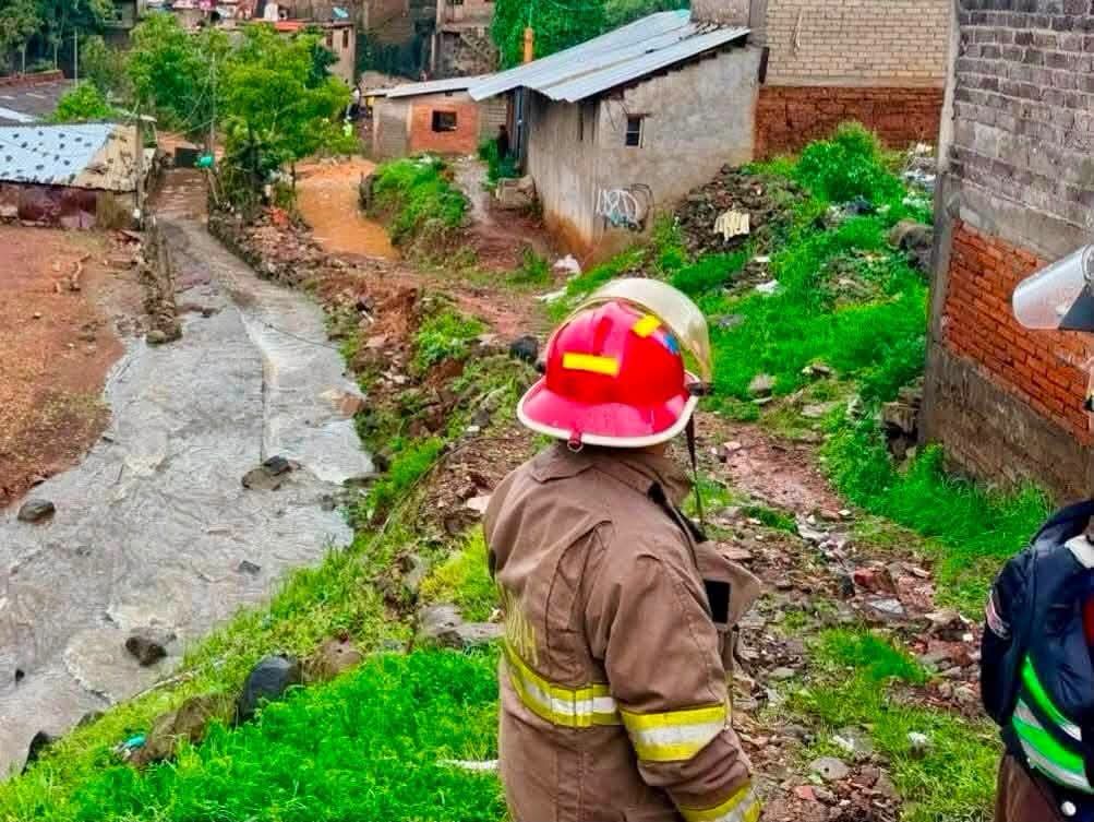 ¡DEVASTACIÓN EN PÁTZCUARO! TROMBA ARRASTRA AUTOS, DERRIBA BARDAS Y SIEMBRA EL CAOS