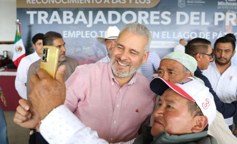 Destaca Bedolla el trabajo de 40 comunidades indígenas en la recuperación del lago de Pátzcuaro.
