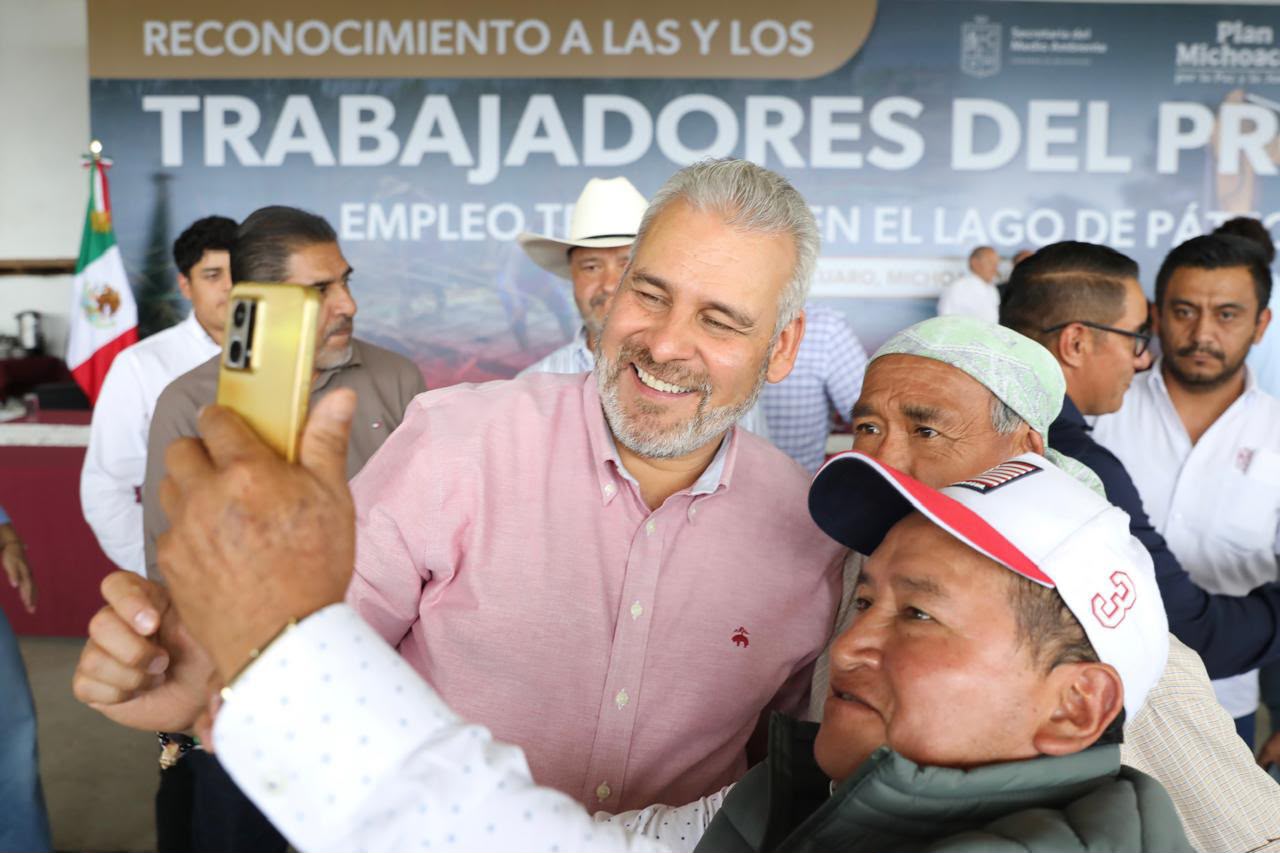 Destaca Bedolla el trabajo de 40 comunidades indígenas en la recuperación del lago de Pátzcuaro.