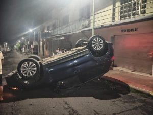 Volcadura en la avenida Hidalgo moviliza a los Bomberos de Zitácuaro; solo reportan daños materiales
