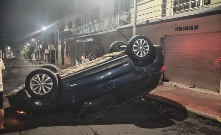 Volcadura en la avenida Hidalgo moviliza a los Bomberos de Zitácuaro; solo reportan daños materiales
