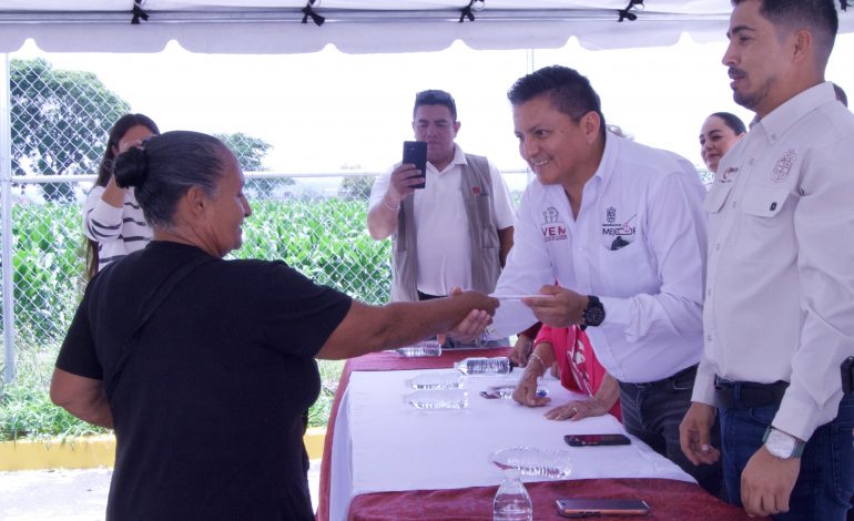 Más de 30 familias de Yurécuaro reciben las llaves de su nuevo hogar.