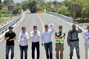 Terminan años de espera en Cruz de Campos de Aquila; ya cuentan con puente vehicular: Bedolla.