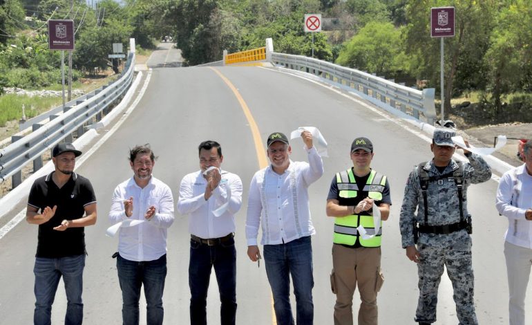 Terminan años de espera en Cruz de Campos de Aquila; ya cuentan con puente vehicular: Bedolla.