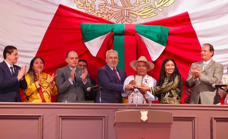 Celebra Bedolla entrega de presea a comunidades mazahuas y destaca el respeto a su autodeterminación.