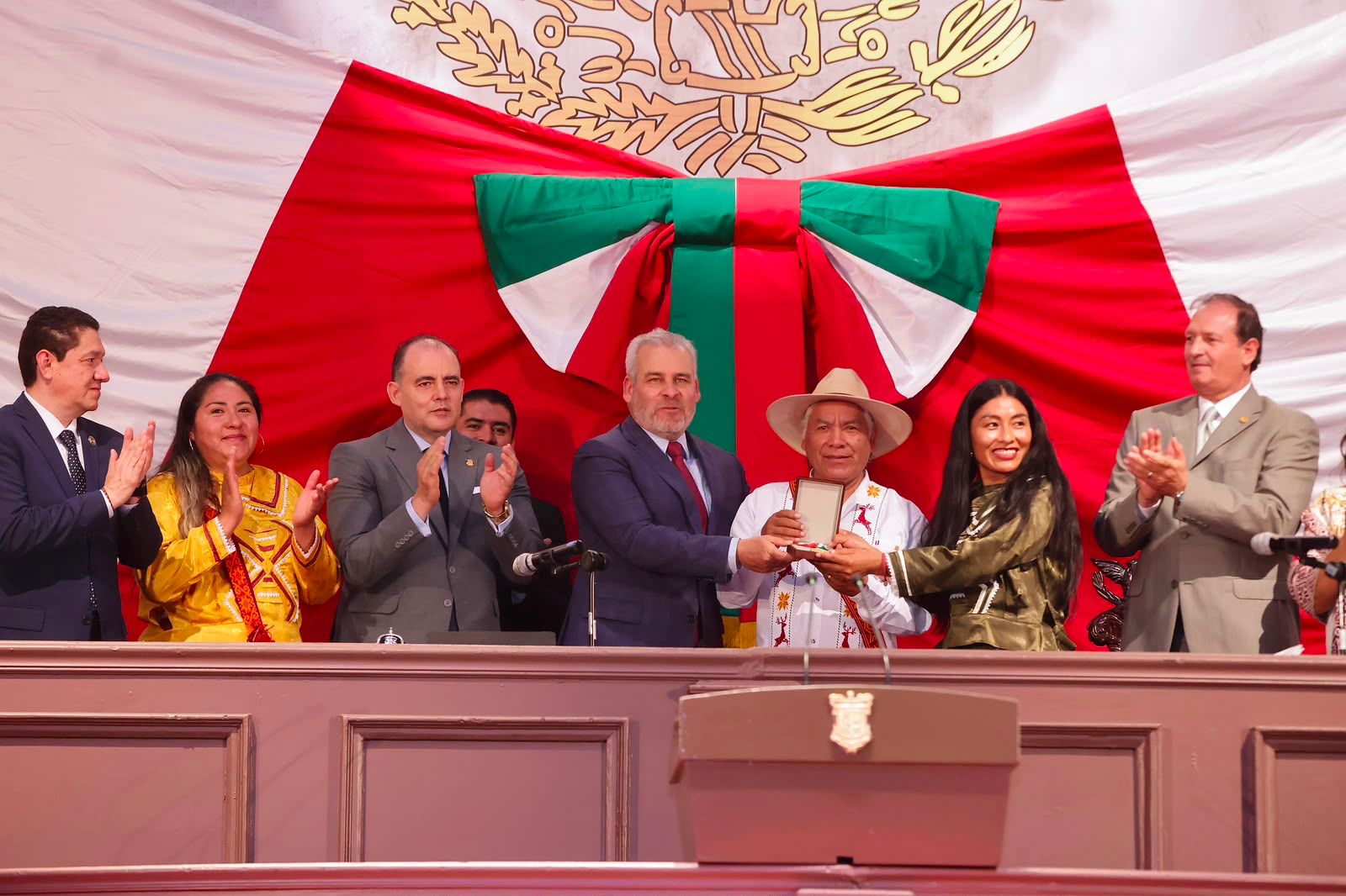 Celebra Bedolla entrega de presea a comunidades mazahuas y destaca el respeto a su autodeterminación.