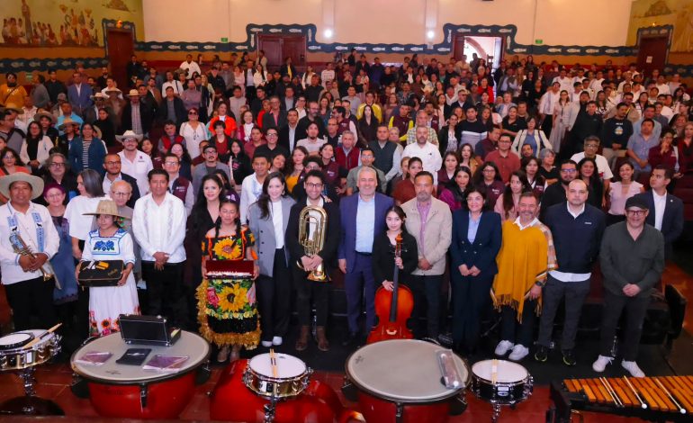 Bedolla y Claudia Curiel impulsan la cultura con entrega de instrumentos a 6 bandas musicales en Pátzcuaro.