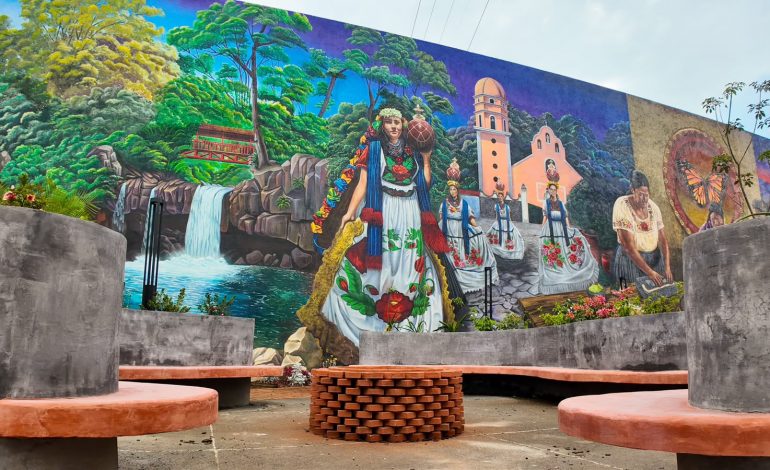 El mural más grande de Michoacán se encuentra en la Plaza de la Ranita en Uruapan.