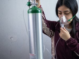 Exposición a emisiones de autos y camiones incrementa padecimientos respiratorios.