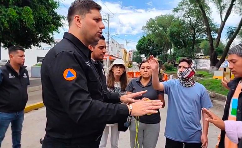 PC Estatal advierte riesgo por maquinaria pesada obstruida por manifestantes en Tres Puentes.