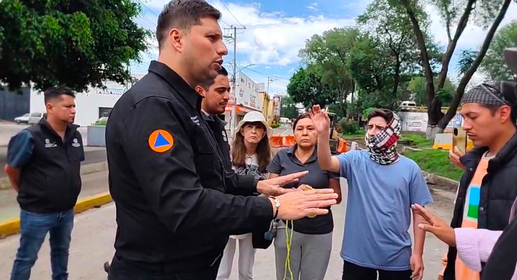 PC Estatal advierte riesgo por maquinaria pesada obstruida por manifestantes en Tres Puentes.