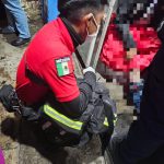 Fuerte choque entre moto y camioneta deja a un lesionado en la calle Moctezuma Oriente.
