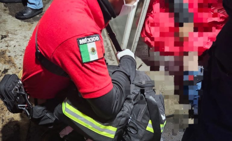 Fuerte choque entre moto y camioneta deja a un lesionado en la calle Moctezuma Oriente.