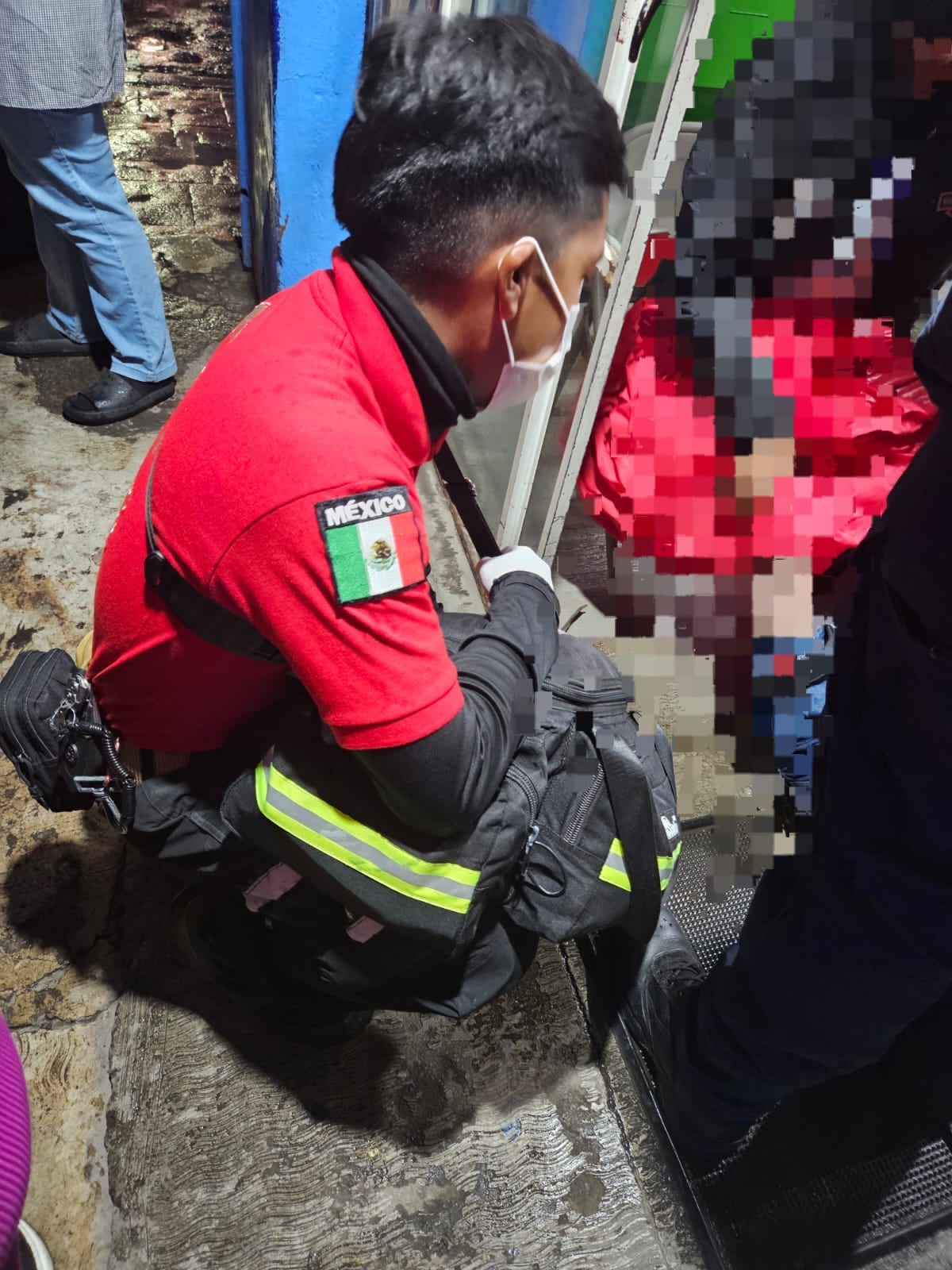 Fuerte choque entre moto y camioneta deja a un lesionado en la calle Moctezuma Oriente.