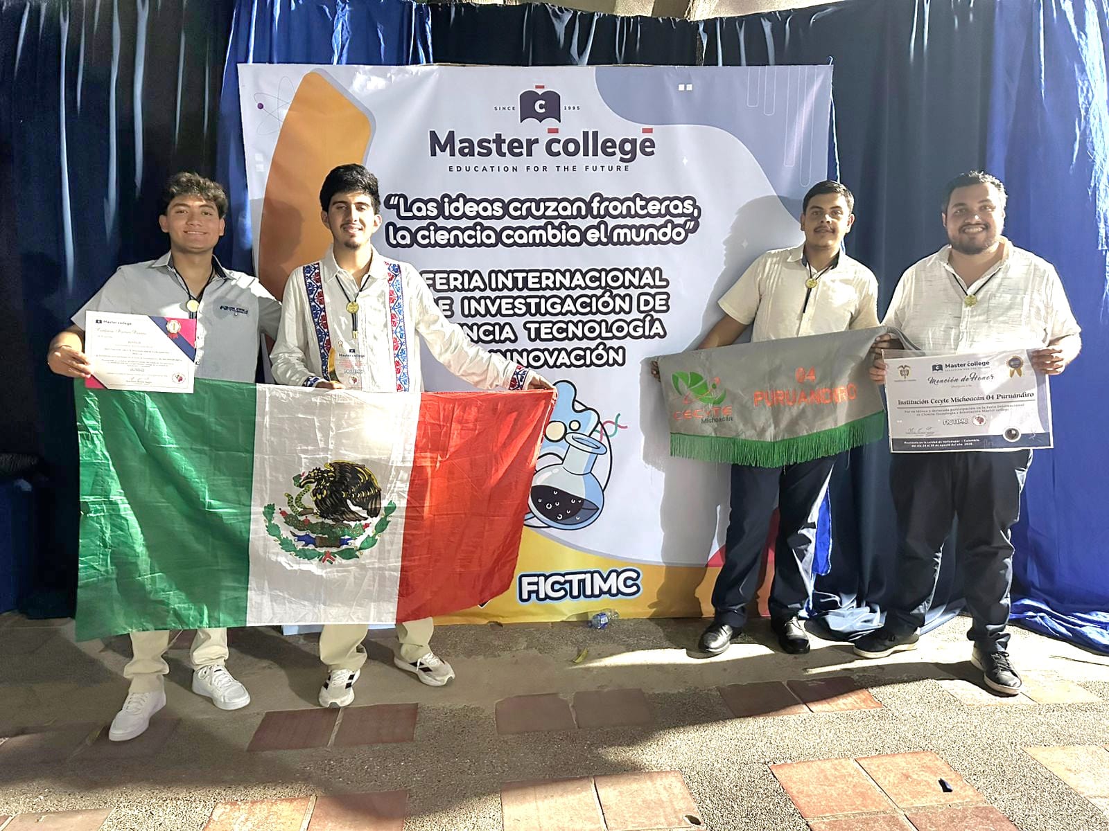 Estudiantes del Cecytem ganan primer lugar en feria internacional de ciencia en Colombia.