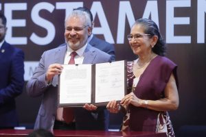 Firman Bedolla y notarios convenio para iniciar el Mes del Testamento con costo preferencial