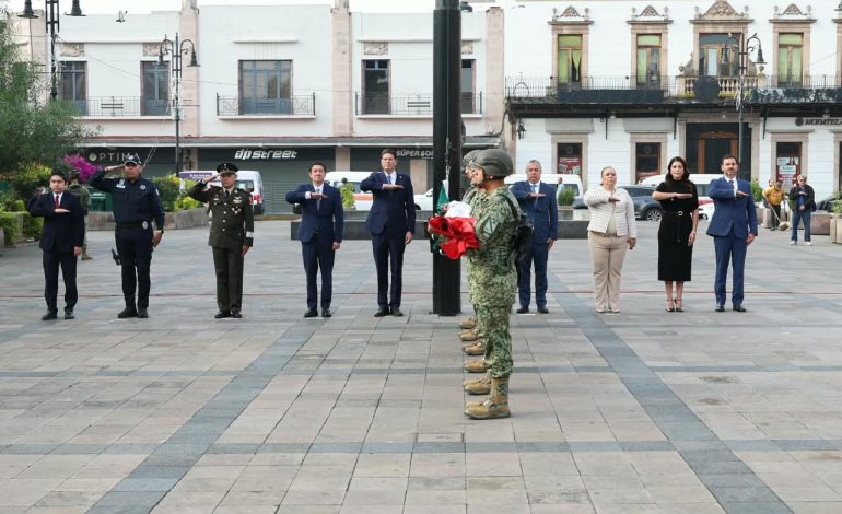 Alfonso Martínez Alcázar encabeza izamiento de Bandera y da inicio a los festejos patrios en Morelia