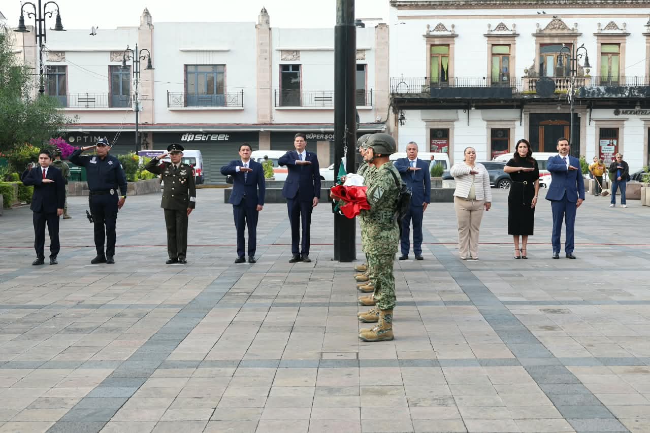 Alfonso Martínez Alcázar encabeza izamiento de Bandera y da inicio a los festejos patrios en Morelia