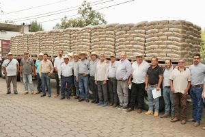 Sader avanza en la entrega de 488 toneladas de cemento para canales de riego en Uruapan y Taretan