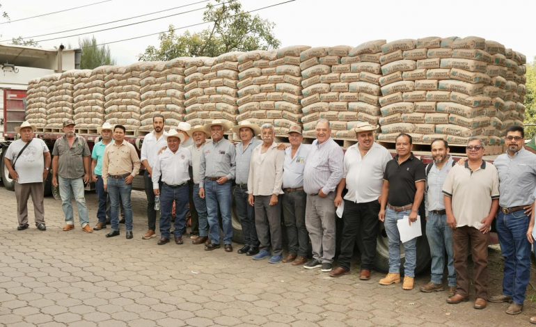 Sader avanza en la entrega de 488 toneladas de cemento para canales de riego en Uruapan y Taretan