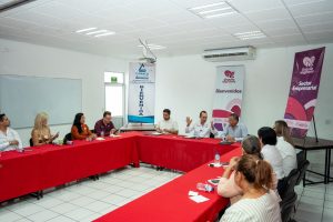 Amplían beneficios de la tarjeta Orgullo Migrante con respaldo de empresarios en Lázaro Cárdenas
