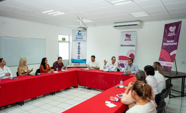 Amplían beneficios de la tarjeta Orgullo Migrante con respaldo de empresarios en Lázaro Cárdenas