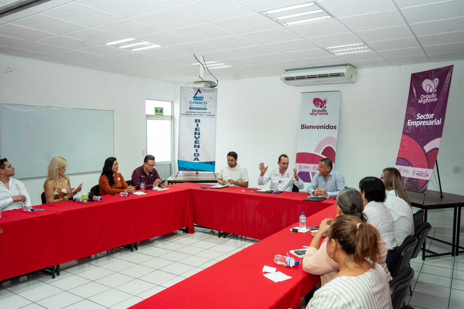 Amplían beneficios de la tarjeta Orgullo Migrante con respaldo de empresarios en Lázaro Cárdenas