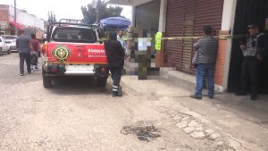 Hallan a un hombre sin vida sobre una banqueta en el centro de Zitácuaro