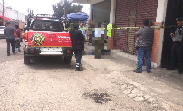 Hallan a un hombre sin vida sobre una banqueta en el centro de Zitácuaro