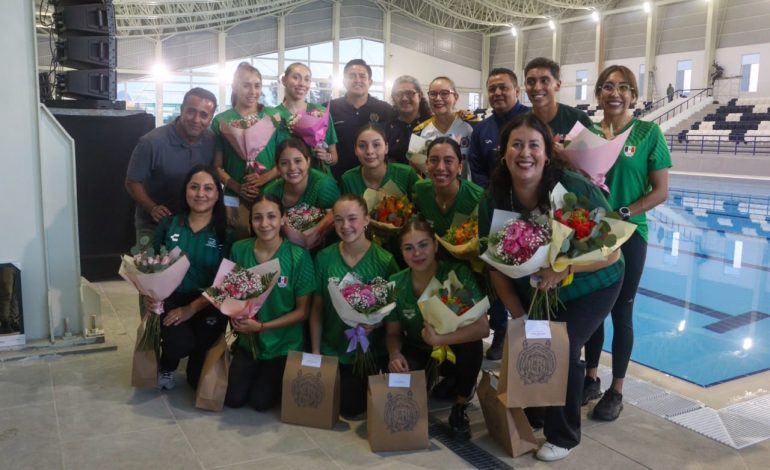 YARABÍ ÁVILA RECIBE A LA SELECCIÓN NACIONAL DE NATACIÓN ARTÍSTICA; ¡QUÉ BONITA ALBERCA!, SEÑALAN