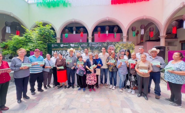 Semigrante entrega visas del programa Reencuentro Familiar y tarjetas Orgullo Migrante en Yurécuaro