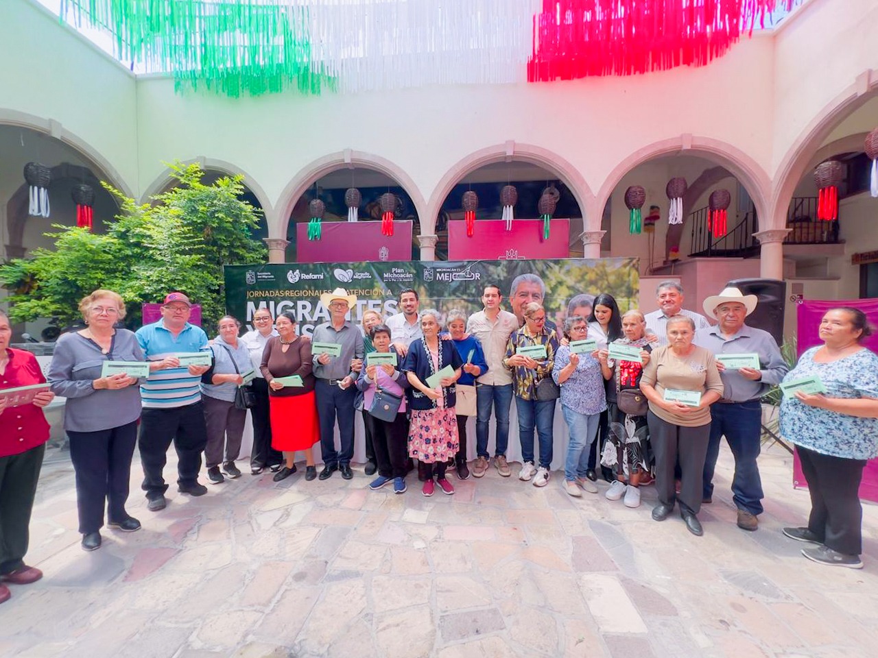 Semigrante entrega visas del programa Reencuentro Familiar y tarjetas Orgullo Migrante en Yurécuaro