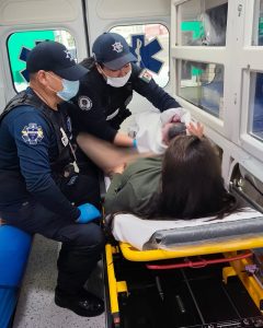 Paramédicos de la Guardia Civil atienden parto en la salida a Pátzcuaro en Morelia