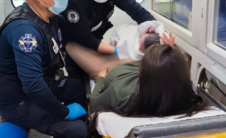 Paramédicos de la Guardia Civil atienden parto en la salida a Pátzcuaro en Morelia