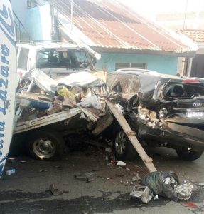 Camión de pasajeros choca contra cinco autos estacionados y vuelca en Uruapan