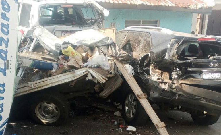 Camión de pasajeros choca contra cinco autos estacionados y vuelca en Uruapan