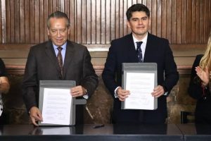 El presidente municipal Antonio Ixtláhuac Orihuela firma convenio para acercar productos de la canasta básica a bajo costo en Zitácuaro