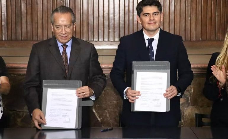 El presidente municipal Antonio Ixtláhuac Orihuela firma convenio para acercar productos de la canasta básica a bajo costo en Zitácuaro